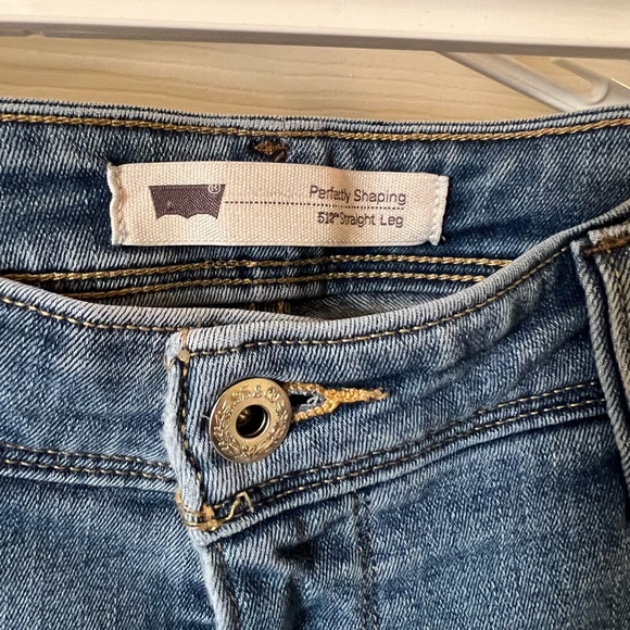 Women’s Levi jeans - Picture 3 of 6